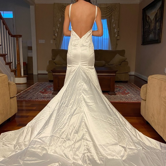 Dresses & Skirts - White satin v-neck dress with train and slits